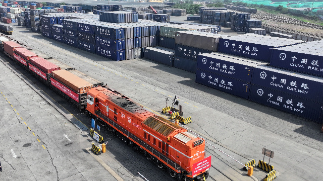 中国与中亚共筑新纽带：中吉乌铁路启航，互免签证落地